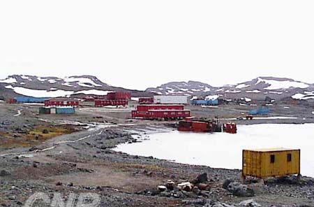 1985年2月20日中国第一个南极考察站在长城站在南极桥之间