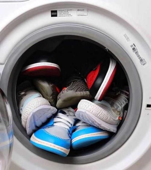 修鞋可以放在洗衣机里面洗吗