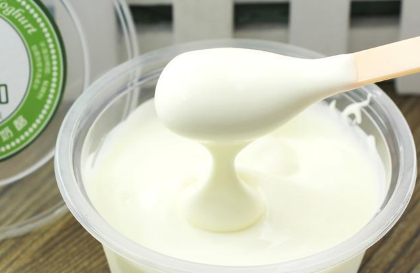 热牛奶放保温杯里，每二天变酸奶状，这是牛奶变质了还是成酸奶了能喝吗