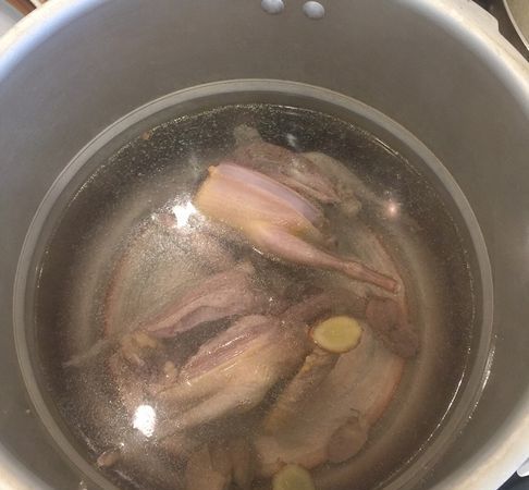 高压锅炖鸽子肉多长时间熟