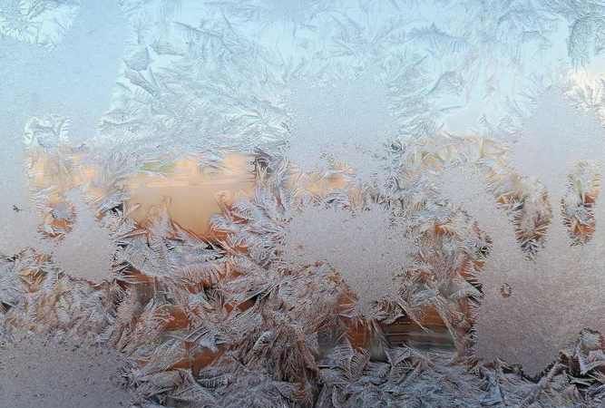 冬天玻璃窗为什么会结冰花