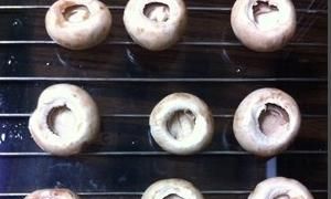 一烤就出汁的蘑菇叫什么，烤箱烘干蘑菇会变黑吗？图5