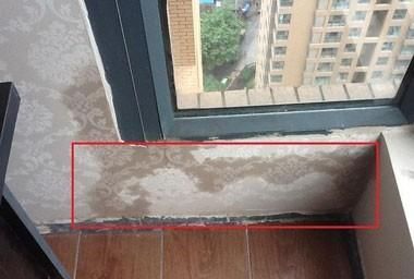 外阳台四周窗缝渗漏水选择室内维修该如何施工？