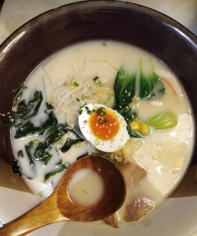 日本料理寿喜锅料理，牛肉片居然用无菌生鸡蛋沾着吃，表示不理解