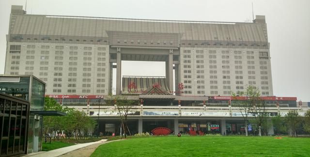 杭州火车站和杭州东（火车）站哪个离浙大紫金港校区近一点啊