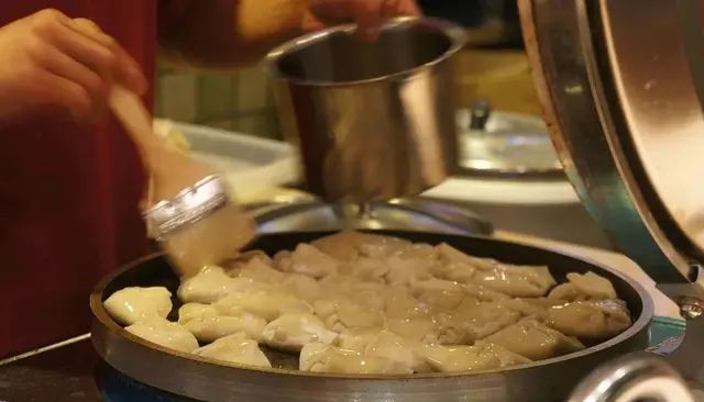 速冻饺子别只用水煮了，教你简单做煎饺，焦脆酥香，好吃有营养