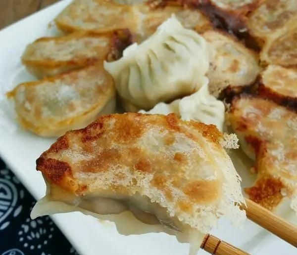 速冻饺子别只用水煮了，教你简单做煎饺，焦脆酥香，好吃有营养