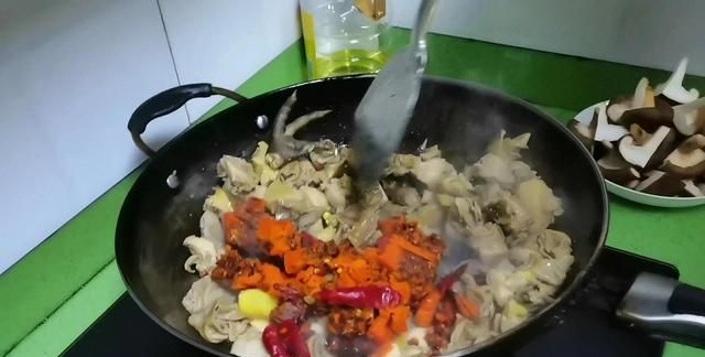 美食教程：肥肠火锅鸡的家常做法