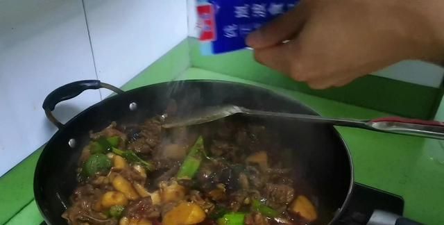 美食教程：肥肠火锅鸡的家常做法