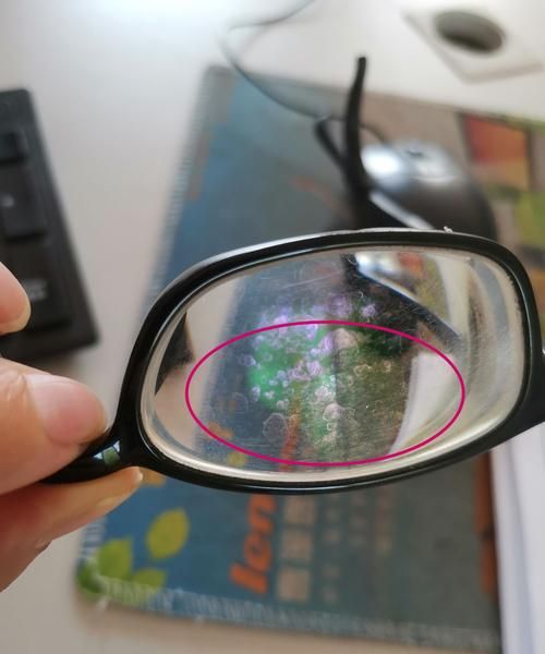 为什么眼镜片上有细微的麻点