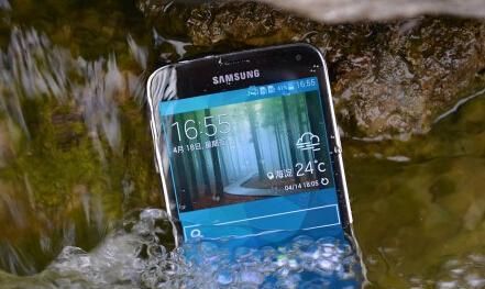 手机屏幕里进水了怎么办