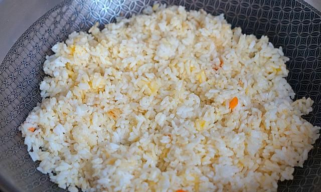 米饭不冷冻，教你这么炒，也能粒粒分明更好吃，味道太香了