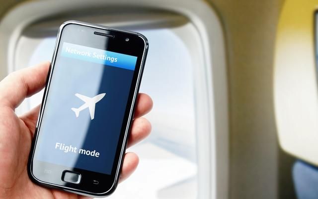 国内旅游坐飞机，为啥手机要开飞行模式？不开会有危险吗？