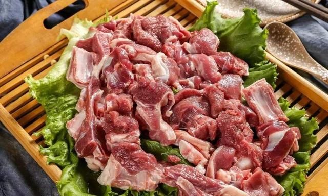 让舌尖痛快的美味，教你营养好吃的干锅蒜苔羊肉，解馋过瘾超下饭