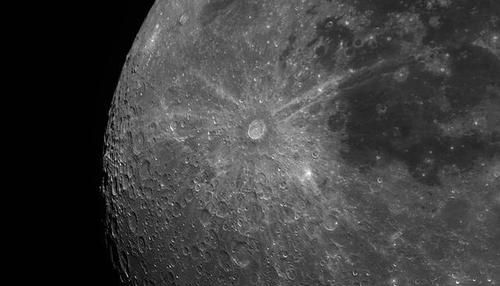 月球上的坑形成的原因