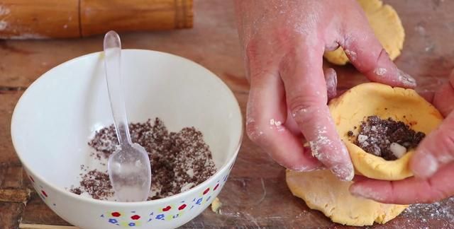 1根红薯，1勺面粉，教你简单制作红薯饼，无需加水，红薯软糯香甜