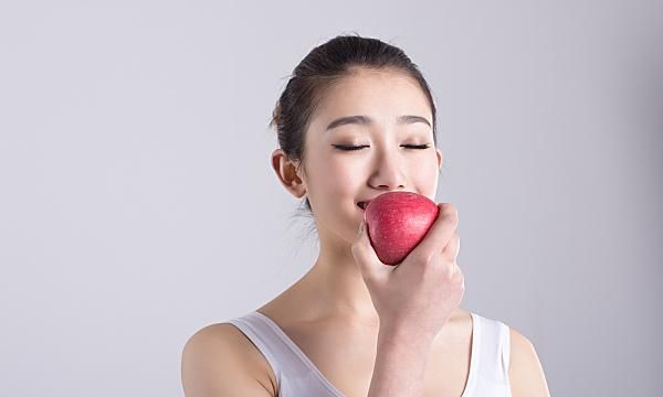 苹果吃多了也胖？最新研究：每天多吃一个苹果，一年会长胖近5公斤