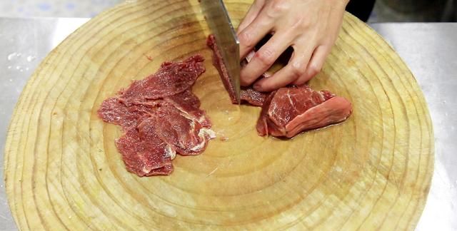葱爆牛肉，方法做不对肉都嚼不动，试试厨师长这个方法，葱香肉嫩