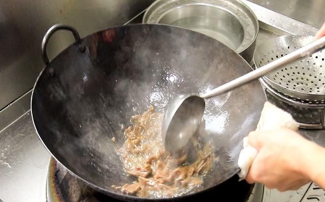 葱爆牛肉，方法做不对肉都嚼不动，试试厨师长这个方法，葱香肉嫩