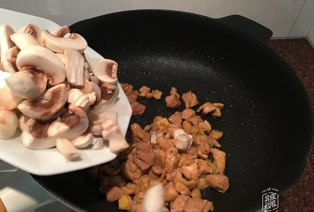蘑菇炒鸡肉，每次家里做这道菜，孩子都要多吃两碗饭