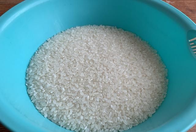 米饭水多了蒸的软了怎么补救，米饭焖软粘了怎么办？图3