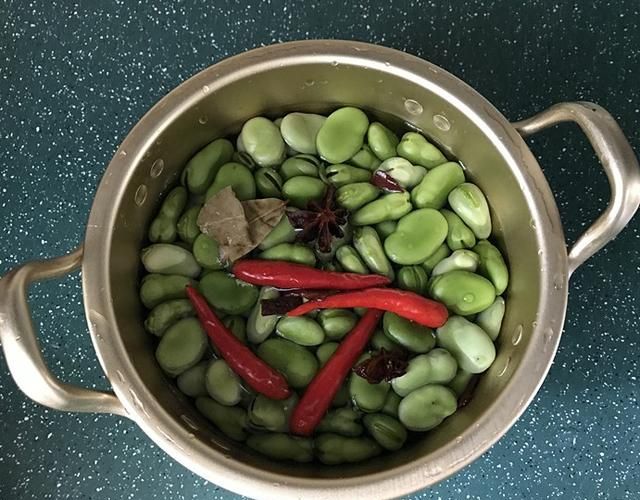蚕豆这样做，十分钟即成，入味翠绿不发黄，串串吃还是儿时的味道