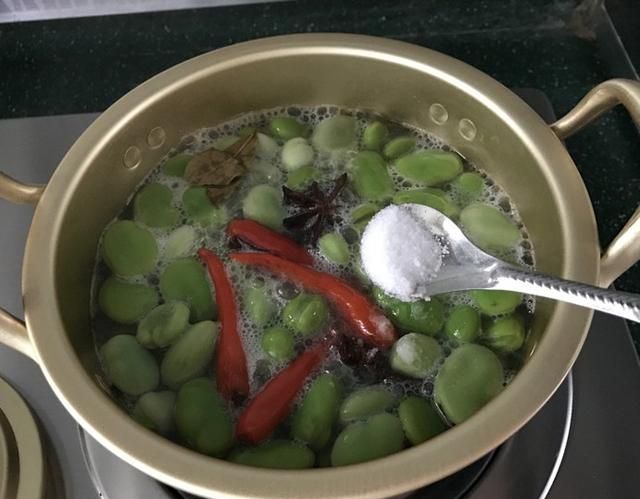 蚕豆这样做，十分钟即成，入味翠绿不发黄，串串吃还是儿时的味道