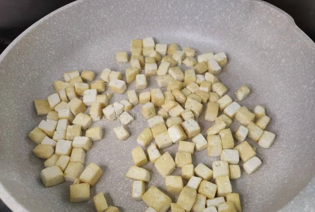 “芹菜粉丝豆腐”素馅包的调馅技巧，成本不到5元，比肉包子都香