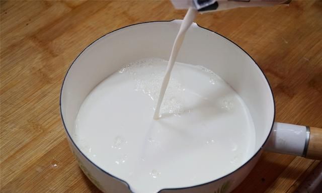 牛奶快过期怎么办？教你自制炼乳，简单几步搞定，还能再喝几个月