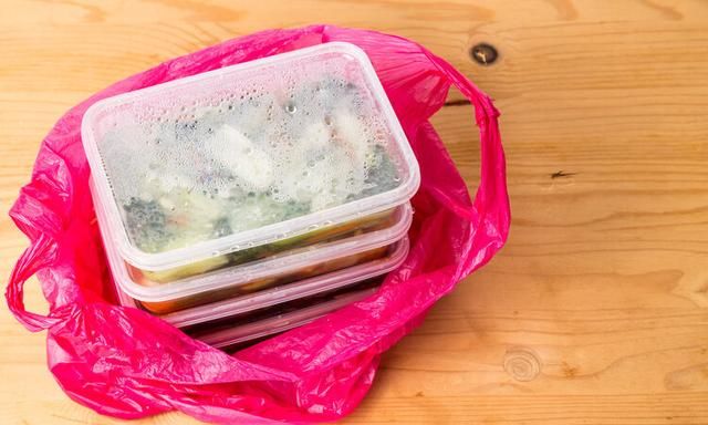 装菜的“塑料袋”放进冰箱，不仅有毒还致癌？实验告诉你答案