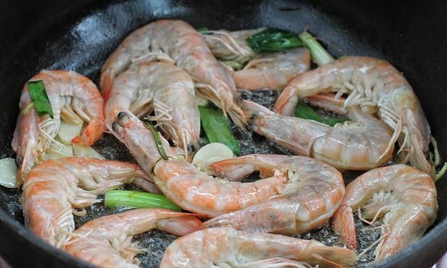 大虾和白菜才是"天作之合"，一个清香、一个鲜美，营养十足又好吃