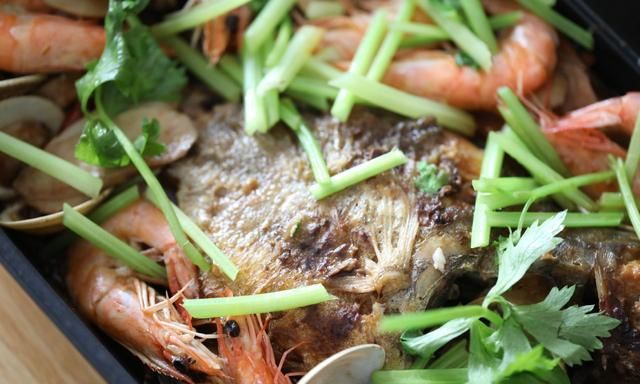 酱炖桂花鱼一定要多给孩子吃，刺少肉多味鲜美，比红烧带鱼受欢迎