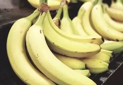 哪种香蕉能通便？表皮发黑的香蕉能吃吗？这3类人，慎吃香蕉