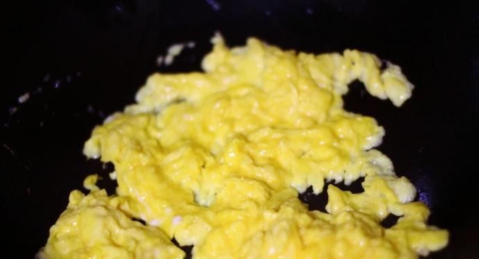鸡蛋在油里煎成褐黄色有毒吗