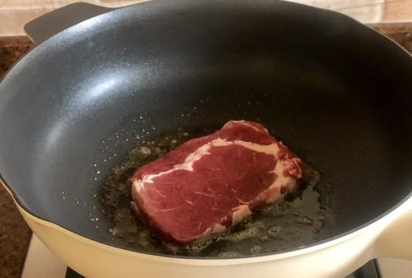 想让牛排够嫩又不太生？教你煎出完美牛排，肉质紧实、鲜嫩多汁