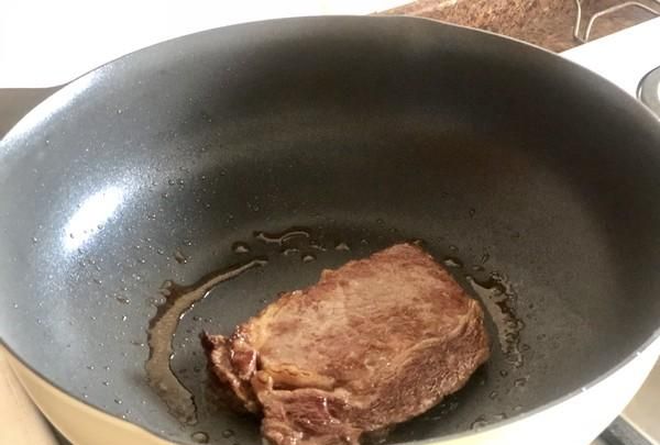 想让牛排够嫩又不太生？教你煎出完美牛排，肉质紧实、鲜嫩多汁