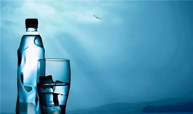 专业人士告诉你：矿泉水和纯净水，究竟哪种更适合日常饮用？