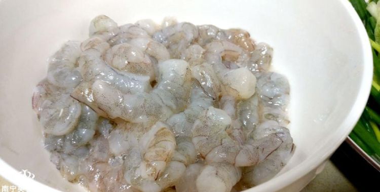 冻虾仁是白色煮熟后变透明色正常吗