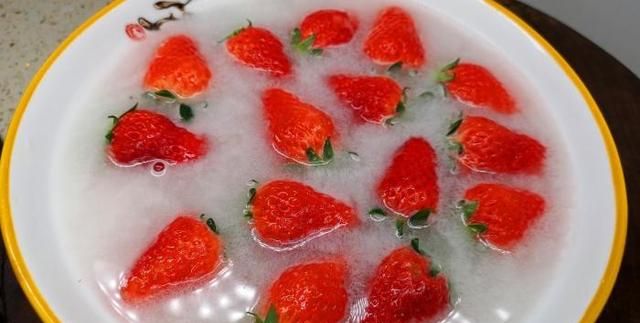 清洗草莓时，直接用水冲大错特错！教你三招，脏东西自己跑出来