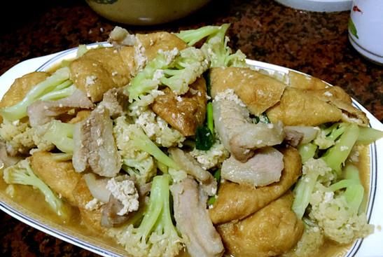 皮蛋豆腐汤能不能和花菜炒肉丝一起吃