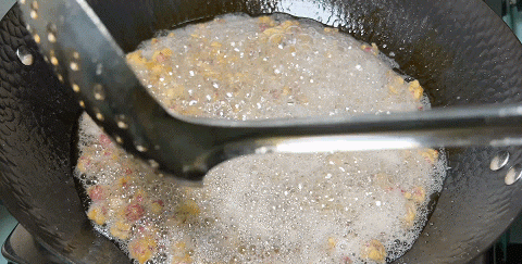 脆皮花生米的家常做法，香辣咸香，吃起来嘎嘣脆，越吃越想吃，香