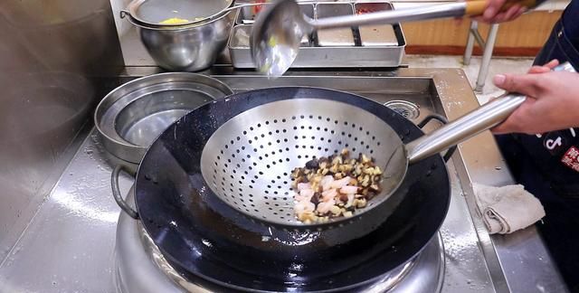 厨师长分享一道懒人餐蛋炒饭做法，米饭粒粒不粘连，裹满鸡蛋丝