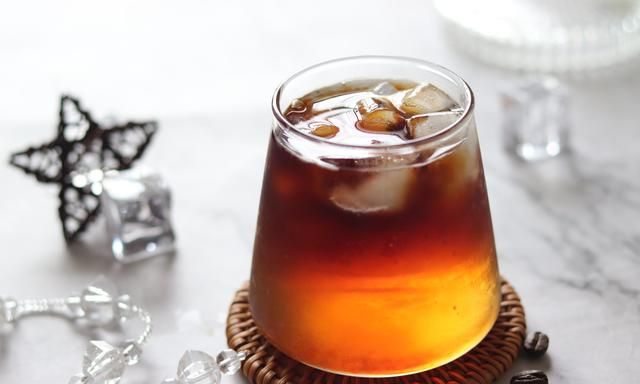 对付炎热“秋老虎”，喝杯手工自制美式冰咖啡，提神解渴必备