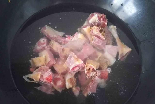 老妈做家常菜之《蒸腊鸭腿》：这样做腊鸭腿简单又好吃！