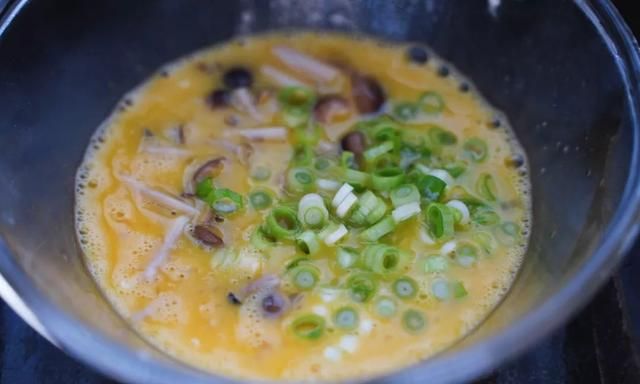 原来鸡蛋和蘑菇一起炒这么香！蟹味菇滑蛋，鲜美加倍5分钟搞定！