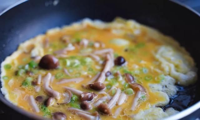 原来鸡蛋和蘑菇一起炒这么香！蟹味菇滑蛋，鲜美加倍5分钟搞定！