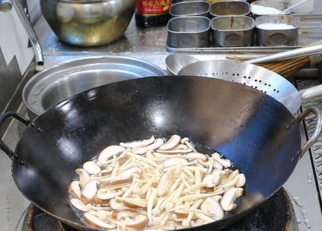 没想到鲜菇炒香菇也能这么好吃，口感细腻，味道鲜美，简单易学
