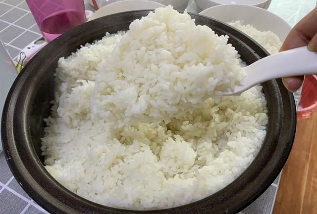 蒸大米时，记住“2放3窍门”，米饭又香又软，粒粒分明