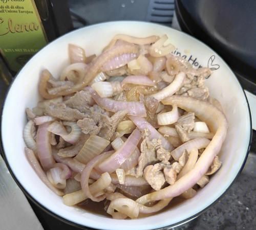 猪肉洋葱炒白菜梗的做法