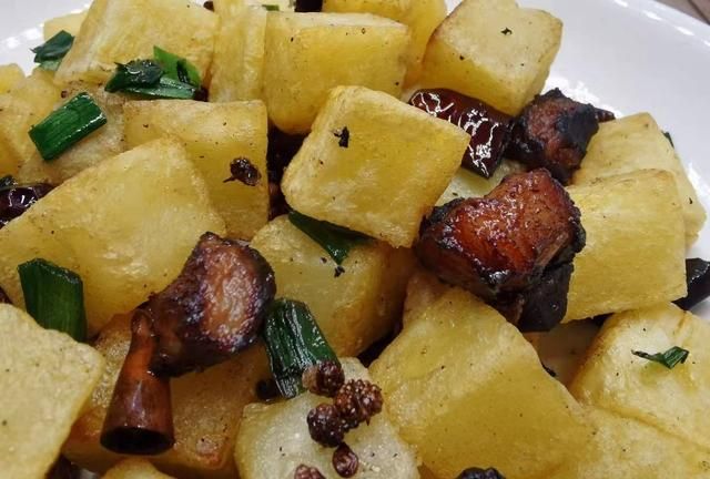 贵州名菜脆哨土豆丁，金黄脆香，干香十足，好吃不腻，下饭又下酒
